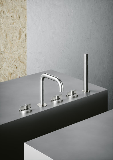 Valvola01 | Three hole tap with swivelling spout and hydroprogressive mixer with handshower kit | Bath taps | Quadrodesign