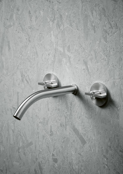 Gruppo 2 rubinetti apri/chiudi a parete con bocca di erogazione | Rubinetteria vasche | Quadrodesign