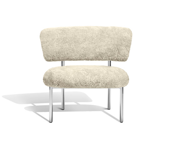 Font bold lounge chair | oyster sheepskin | Sillones | møbel copenhagen