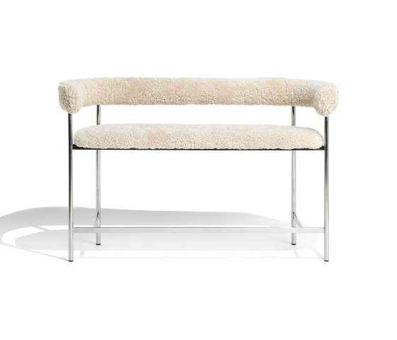 Font light bar sofa | oyster sheepskin | Barhocker | møbel copenhagen