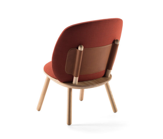 Naïve Low Chair, cognac, Kvadrat | Armchairs | EMKO PLACE