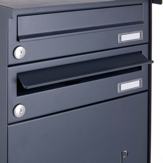 Basic | 12er Briefkastenanlage freistehend BASIC 863B ST-Q - 4x Paketfach - 12x Briefkasten in RAL 7016 by Briefkasten Manufaktur | Mailboxes