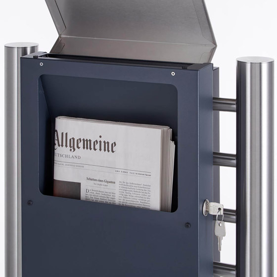 Kant | Design Standbriefkasten KANT mit innenliegendem Zeitungsfach - Edelstahl-RAL 7016 anthrazitgrau | Buzones | Briefkasten Manufaktur