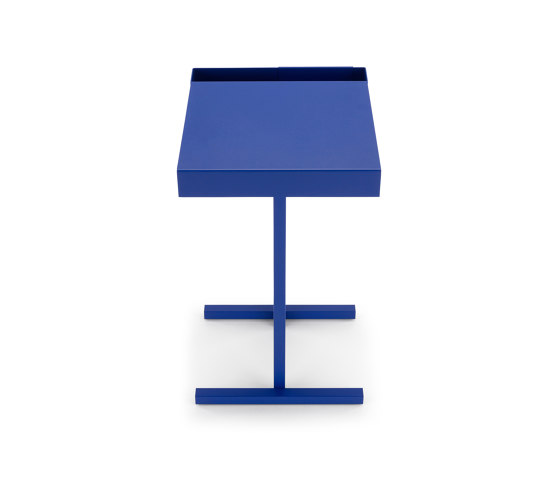 Station | Side Table, ultramarine blue RAL 5002 | Mesas auxiliares | Magazin®