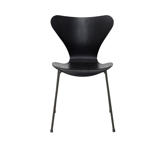 Series 7™ | Chair | 3107 | Black coloured ash | Warm graphite base | Chairs | Fritz Hansen