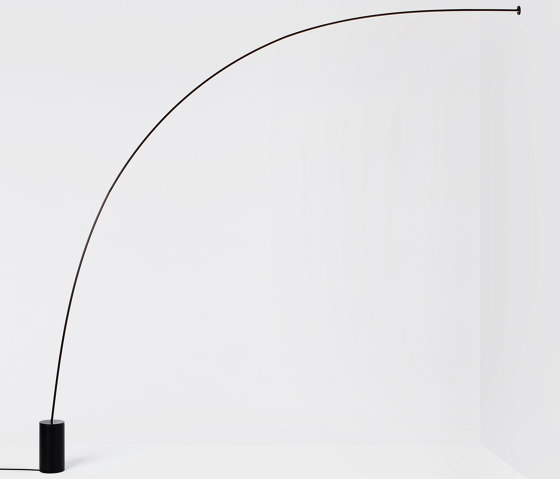 Pole 04 - Floor to Wall (Black) | Luminaires sur pied | Roll & Hill