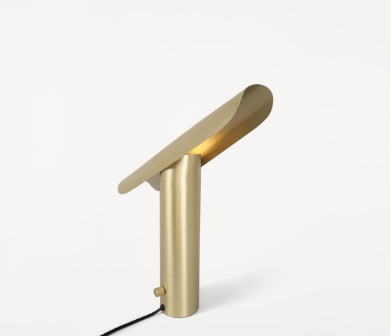 T-lamp l table l brushed brass | Lampade tavolo | Frama