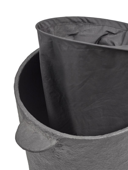 Earth Basket + Lid + linen Bag Black Earth | Cestas de ropa | Serax