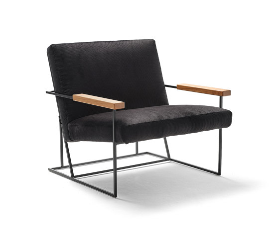 Gotham armchair with oak armrests | Sessel | Eponimo