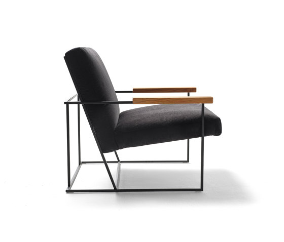 Gotham armchair with oak armrests | Sessel | Eponimo
