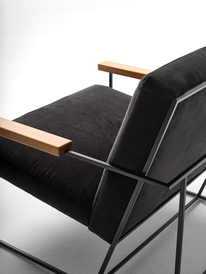 Gotham armchair with oak armrests | Sillones | Eponimo