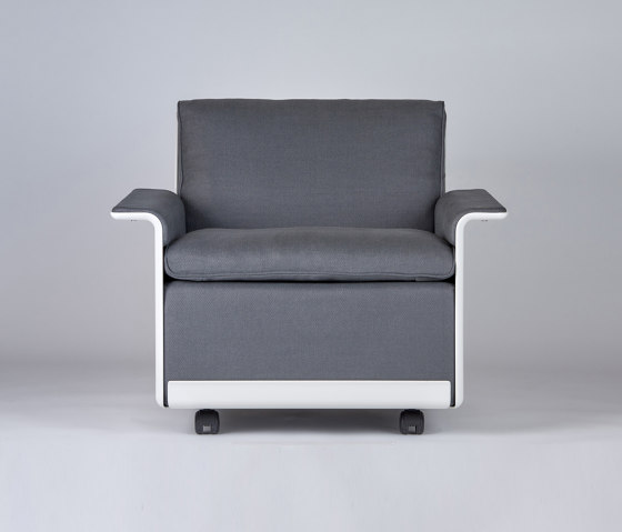 620 Chair Programme: Low back armchair (linen) | Poltrone | Vitsoe