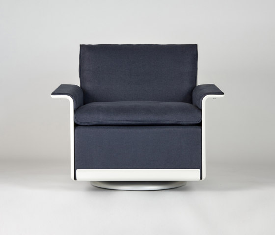 620 Chair Programme: Low back armchair (linen) | Poltrone | Vitsoe