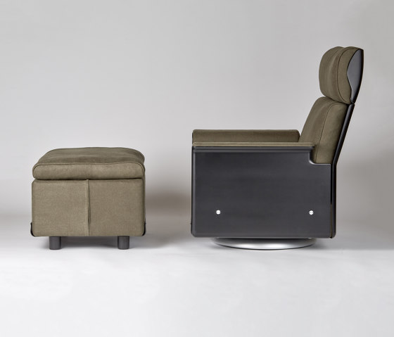 620 Chair Programme: High back armchair | Footstool (linen) | Poltrone | Vitsoe