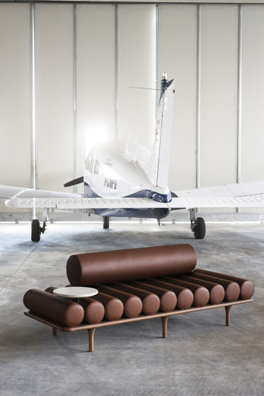 Five to Nine Daybed with Backrest and Cement Left Table | Tagesliegen / Lounger | Tacchini Italia