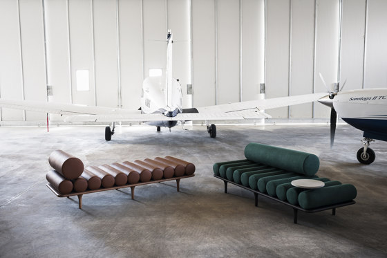 Five to Nine Daybed with Backrest and Cement Right Table | Tagesliegen / Lounger | Tacchini Italia