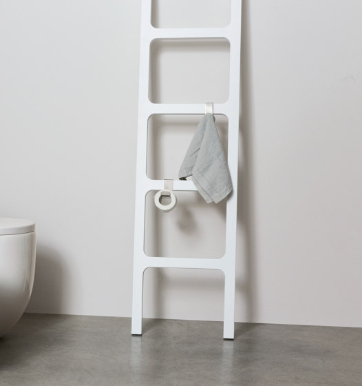 Oltre - bath towel ladder rack in MDF | Estanterías toallas | NIC Design