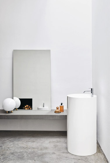 Ovvio freestanding con foro rubinetto | Lavabi | NIC Design