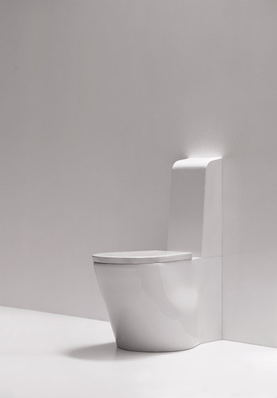 Pillow close-coupled wall-outlet toiletwith glazed internal rim | Inodoros | NIC Design