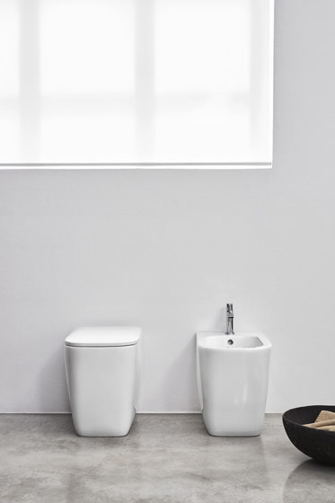 Semplice floor-mounted toilet with unconventional set-out measurement | Inodoros | NIC Design