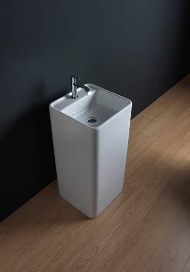 Semplice freestanding con foro rubinetto | Lavabi | NIC Design