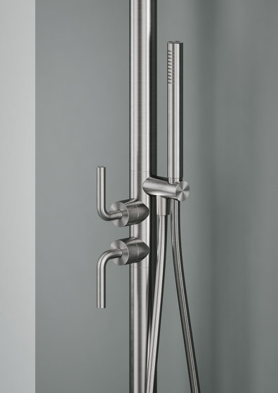 Levo | Outdoor shower column with rain adjustable shower head with hydroprogressive  mixer, diverter and handshower | Duchas de exterior | Quadrodesign