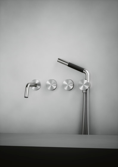 Q | Set of 2 hydroprogressive mixers for bathtub with spout and hand shower. | Bath taps | Quadrodesign