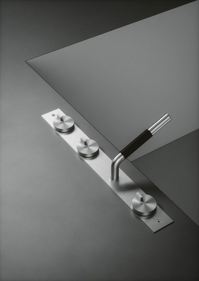 Q | Three hole mixer with swivelling spout and hydroprogressive mixer with handshower kit. | Bath taps | Quadrodesign