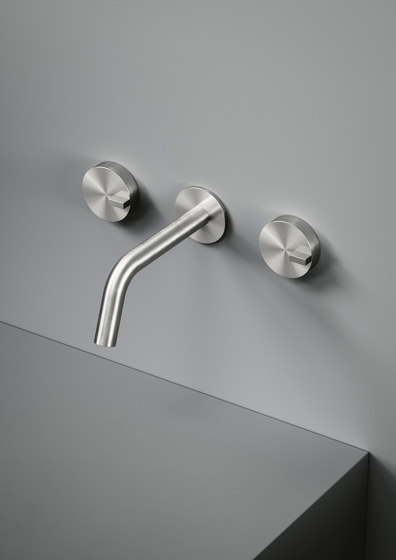 Q | Grupo grifería mural con dos llaves individuales y caño | Grifería para bañeras | Quadrodesign