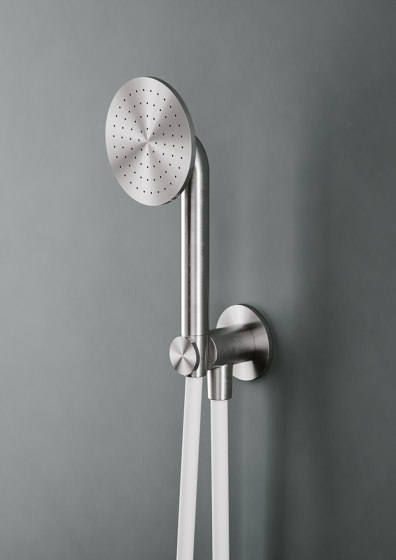 Shower | Kit doccia con supporto a muro e presa acqua. | Rubinetteria doccia | Quadrodesign