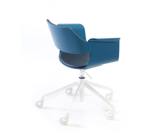 Flagship height-adjustable swivel armchairs | Sillas | PlyDesign
