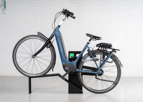 pedal.clip  V2.0e - black steel - E-bike charging | Range-vélos | bike.box
