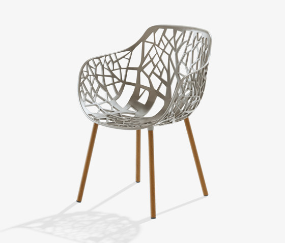 Forest poltroncina con gambe rivestite in Iroko | Sedie | Fast
