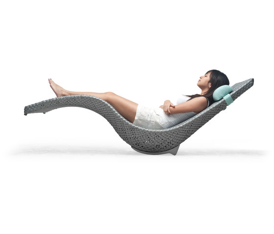 Mermaid Chaise Lounge | Sonnenliegen / Liegestühle | Kenneth Cobonpue