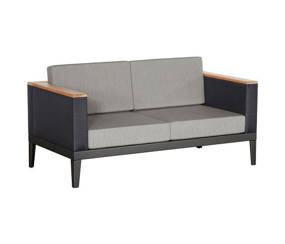 Aura Zweisitzer-Sofa mit V-Kissen Graphite Gestell - Charcoal Sling | Sofas | Barlow Tyrie