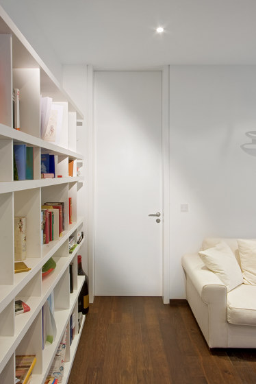 Modern Doors floor to ceiling INTRA UZ signal white | Internal doors | ComTür