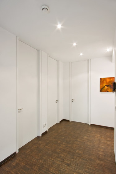 Modern Doors floor to ceiling INTRA UZ signal white | Portes intérieures | ComTür
