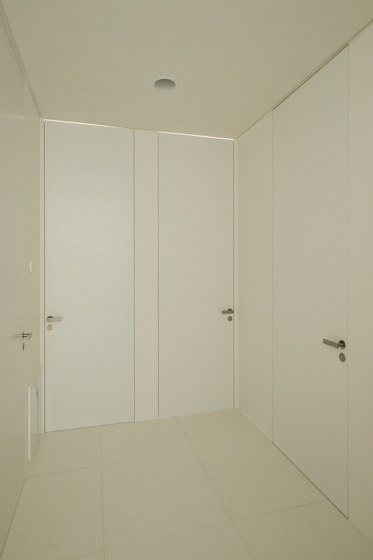Modern Doors floor to ceiling FLAT traffic white | Internal doors | ComTür