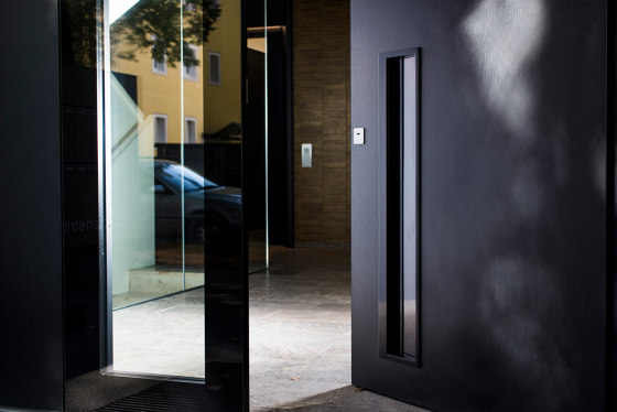 Modern front doors Design doors in black NATURA | Portes d'entrée | ComTür