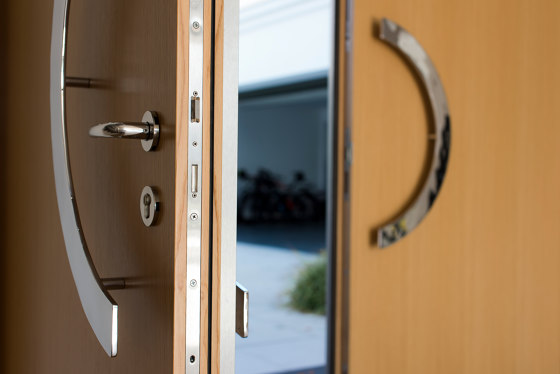 Modern front doors High security doors NATURA | Puertas de las casas | ComTür