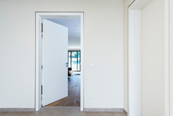 Moderne Wohnungseingangstüren wandbündige Türen INTRA UZ | Wohnungseingangstüren | ComTür
