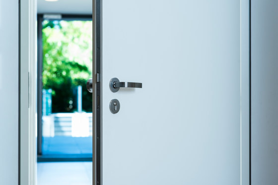 Modern entrance doors flush fitting doors INTRA UZ | Portes d'entrée d'appartement | ComTür