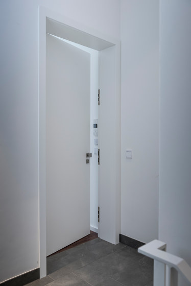 Modern entrance doors flush fitting doors PLANO | Front doors | ComTür