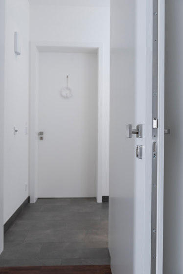 Modern entrance doors flush fitting doors PLANO | Porte ingresso | ComTür