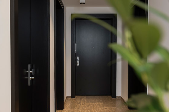 Moderne Wohnungseingangstüren Designtüren in Schwarz INTRA | Wohnungseingangstüren | ComTür