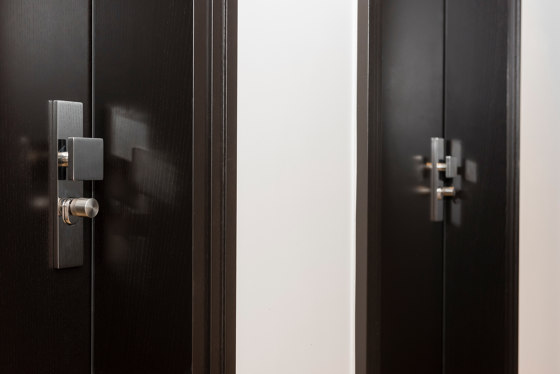 Modern entrance doors Design doors in black INTRA | Portes d'entrée d'appartement | ComTür