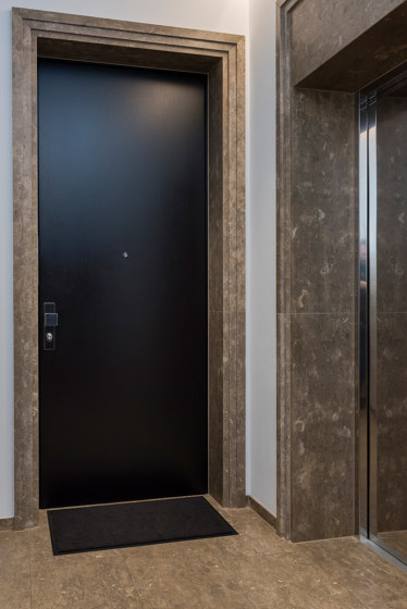 Modern entrance doors Design doors in black INTRA | Portes d'entrée d'appartement | ComTür