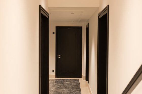 Style entrance doors Design doors in black CLASSE | Portes d'entrée d'appartement | ComTür