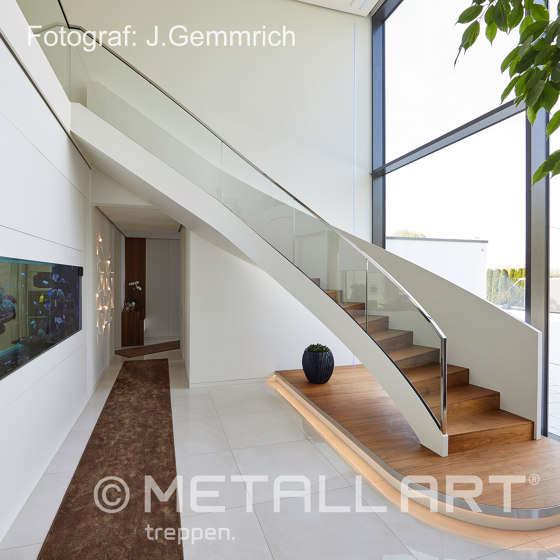 Exklusive Wendeltreppe in einem Wohnhaus in Lampertheim | Vordächer | MetallArt Treppen