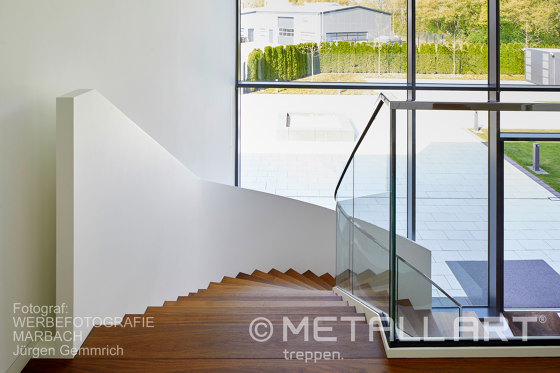 Escalier tournant exclusif dans une maison d'habitation à Lampertheim | Auvents | MetallArt Treppen